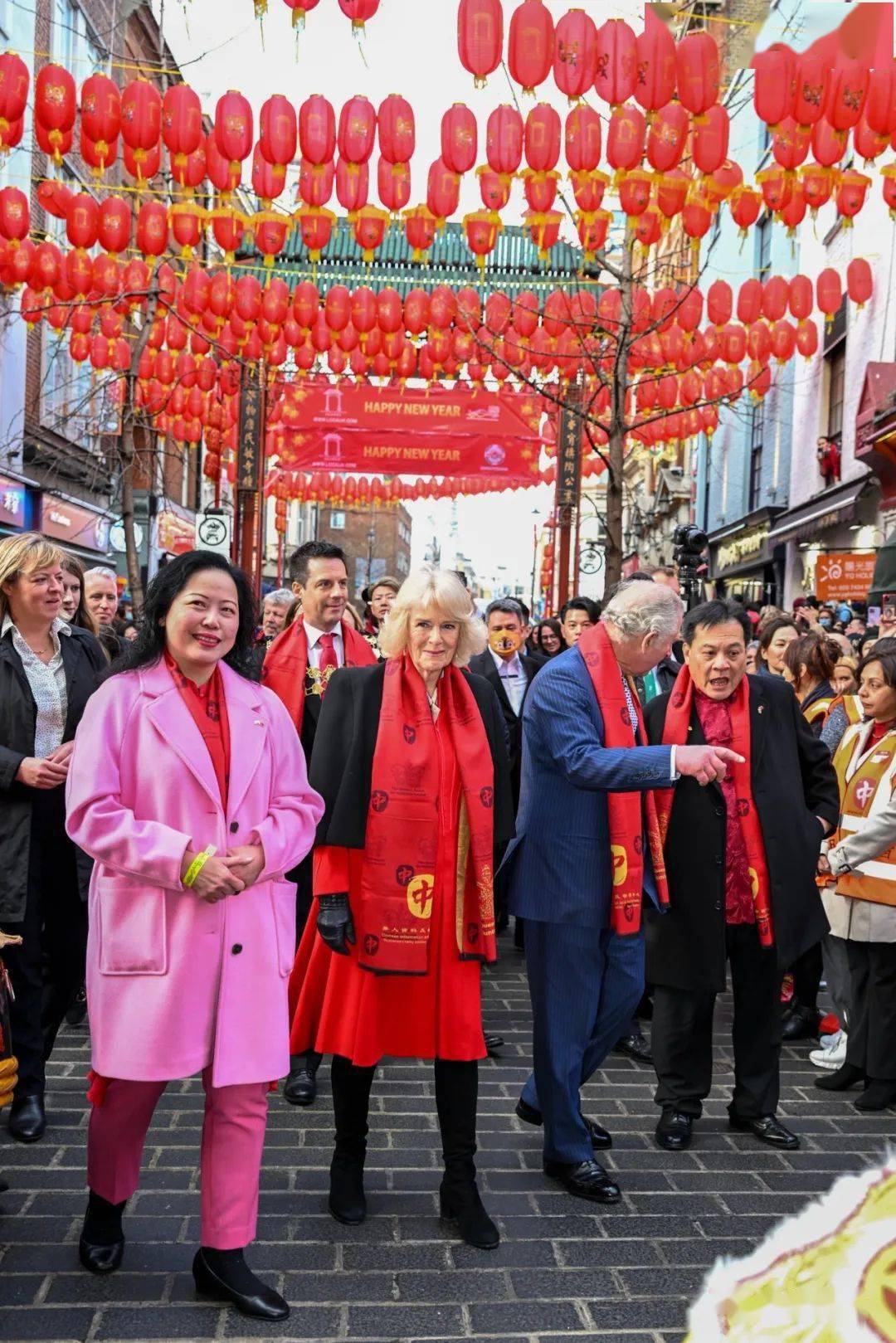 英国王室查尔斯王子唐人街庆新年伦敦中国城年味十足67热闹非凡67