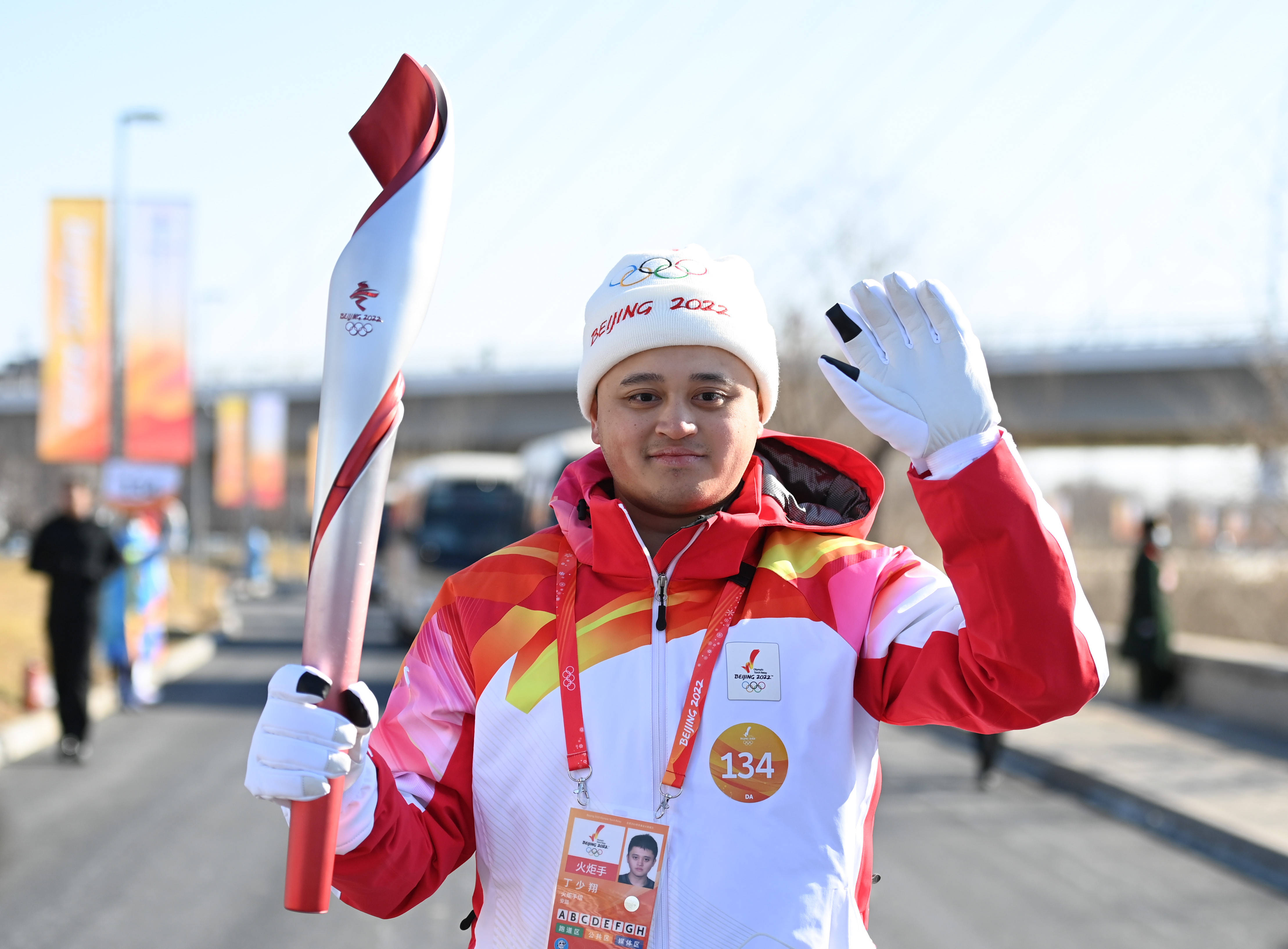 2月2日,火炬手丁少翔在火炬传递中.