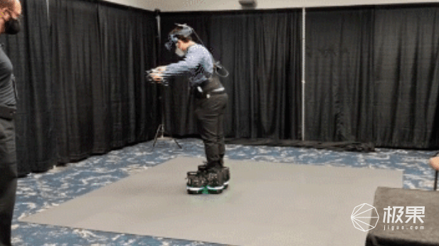 老外发明神奇机械鞋，疯狂踏步却纹丝不动，科幻电影都没它酷...