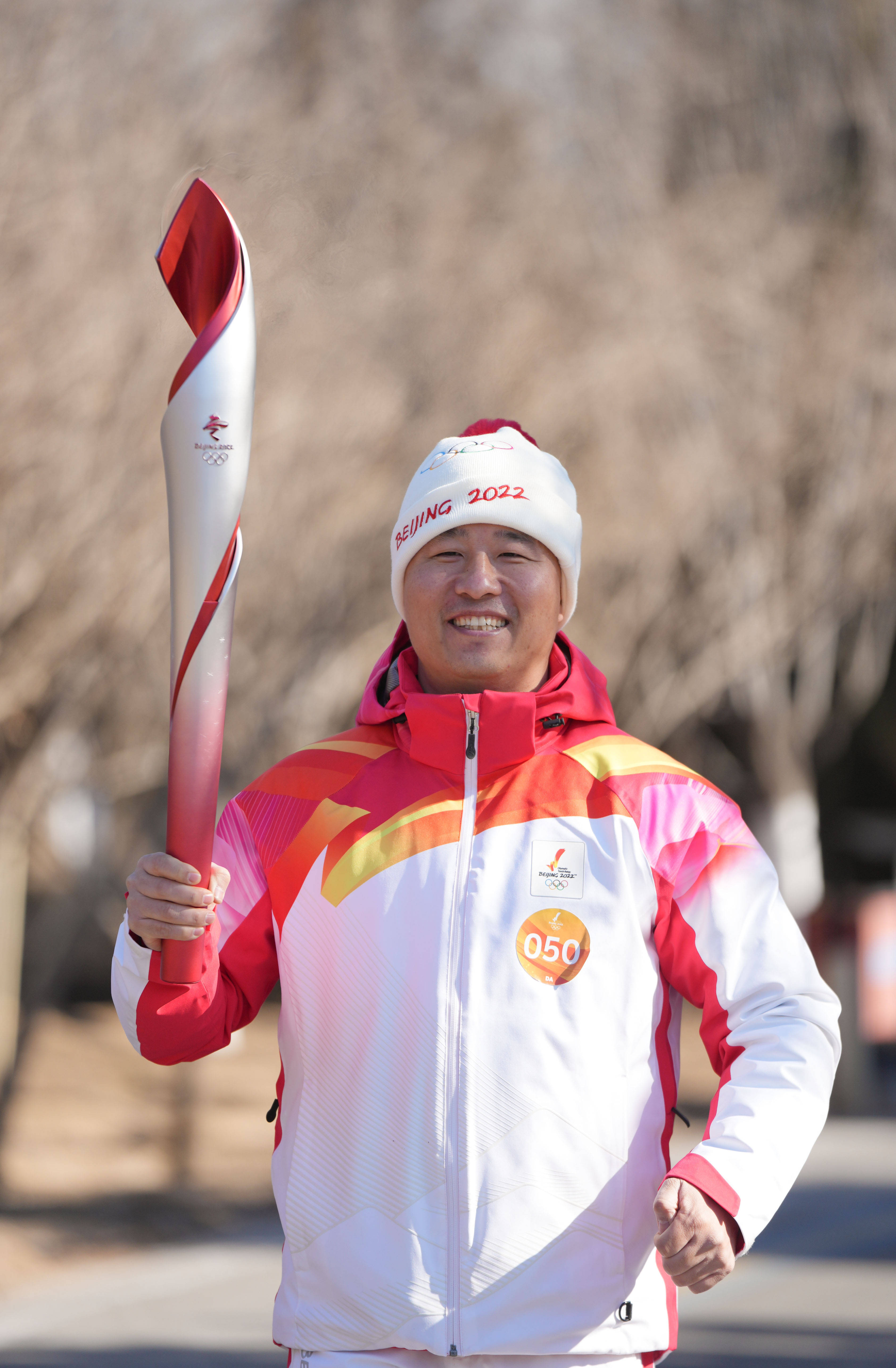 2月2日,火炬手梁海健在火炬传递中.