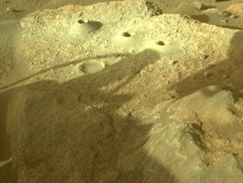 毅力号在火星留下“惊讶”脸，清除堵塞后重新采集岩石样本