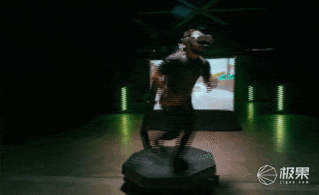 老外发明神奇机械鞋，疯狂踏步却纹丝不动，科幻电影都没它酷...