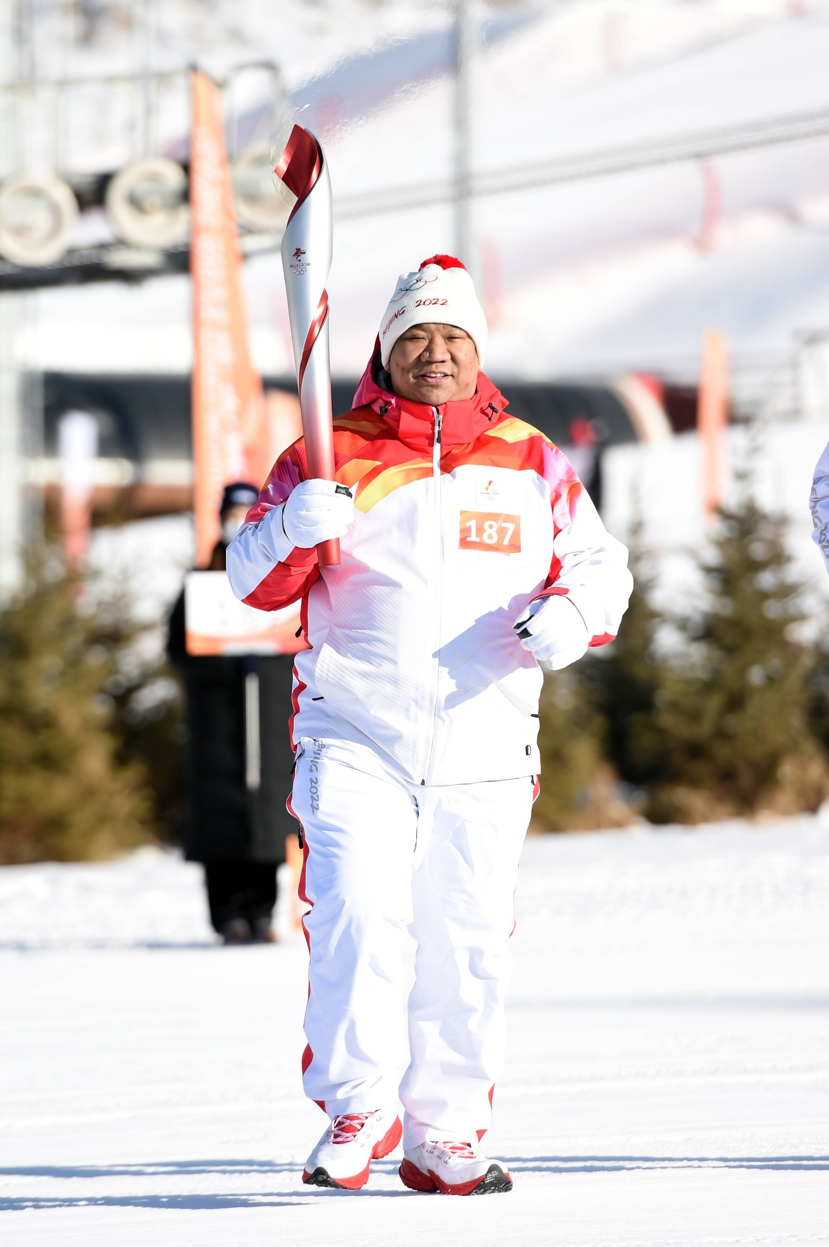 2月3日,火炬手裴智勇在火炬传递中.2月3日,火炬手郝青在火炬传递中.