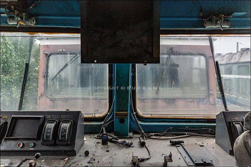 ss3的驾驶室也满是岁月留下的痕迹,布满灰尘.2021年5月.