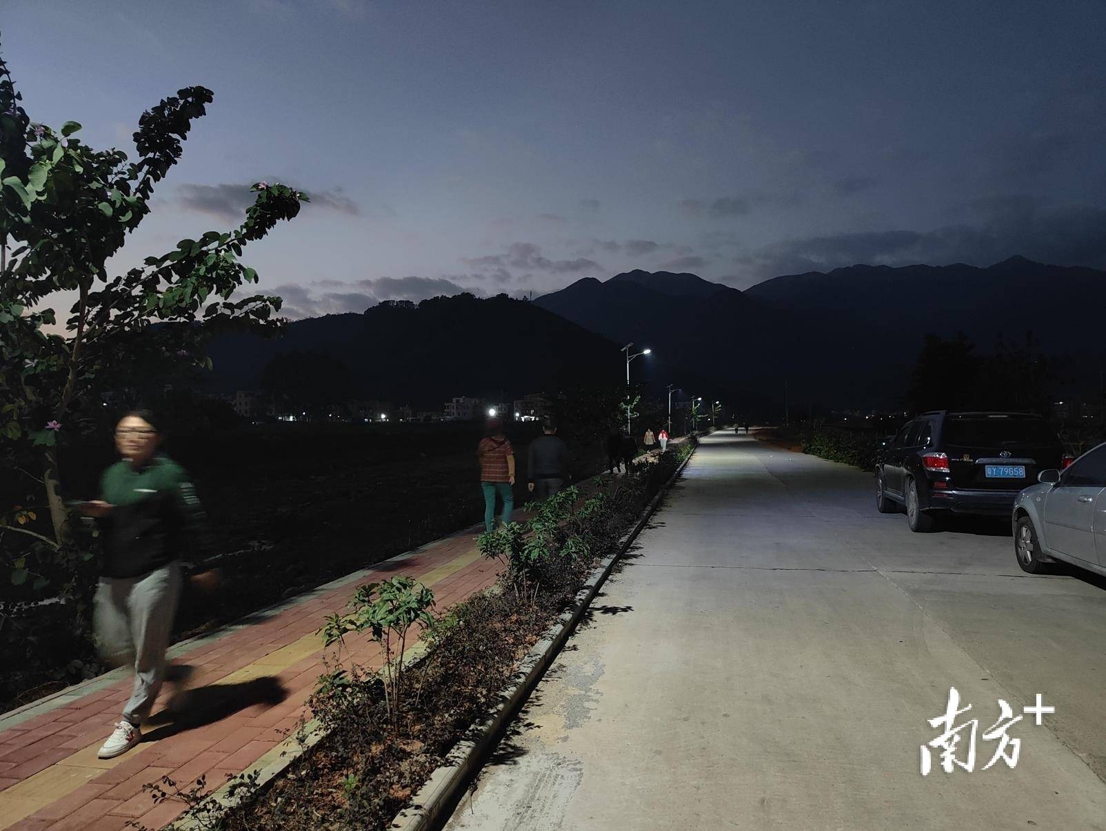 高州市云潭镇党群心手相牵共度祥和新年