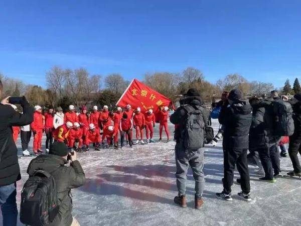 体育|中外记者打卡什刹海体验老北京“冰雪绝活儿”