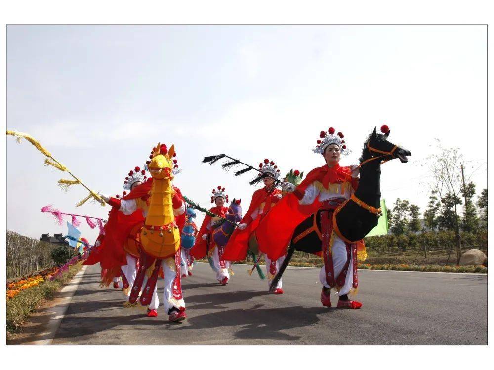 北侖大碶,白峰,郭巨,梅山等地也廣為流傳,並將馬燈舞稱為