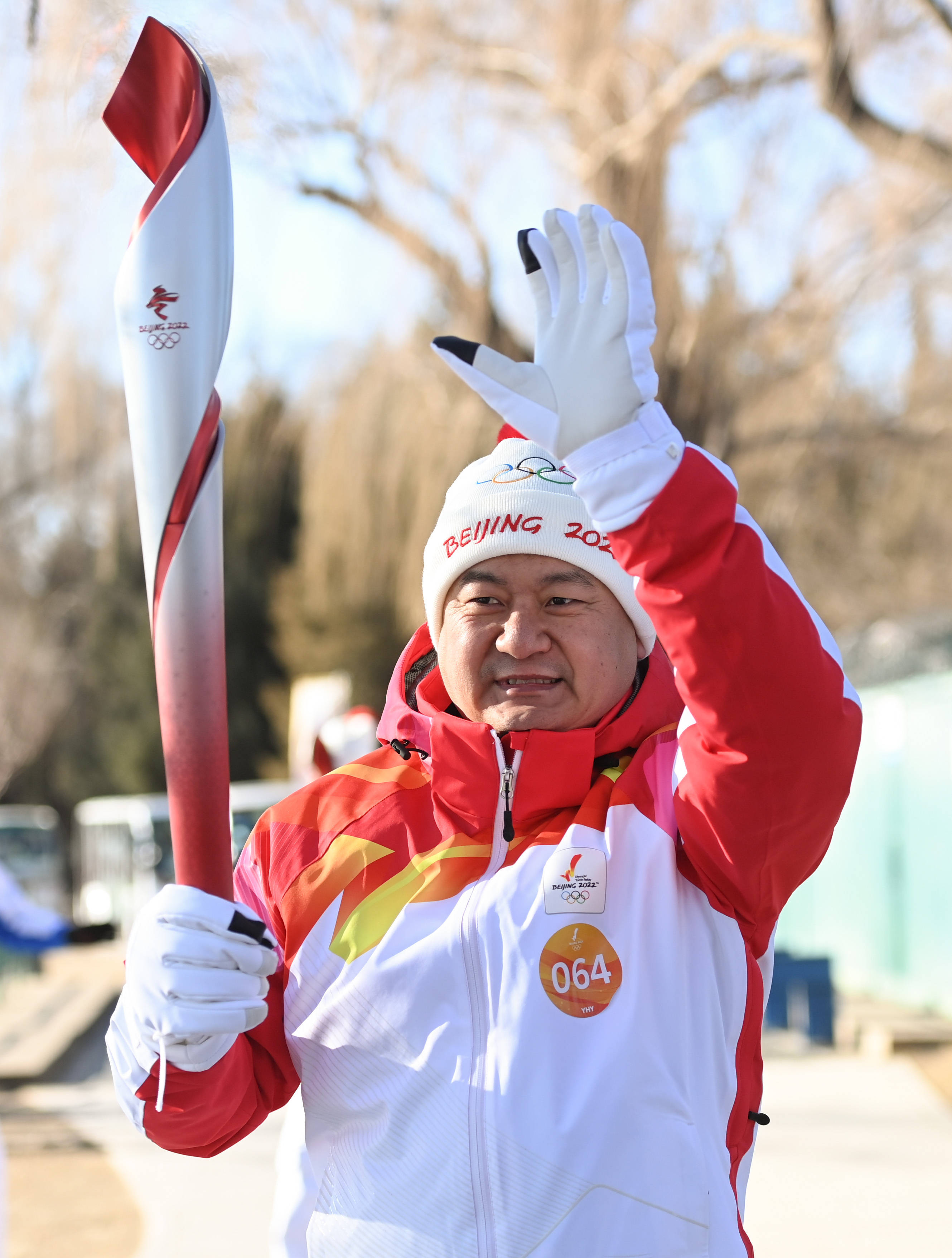 新华社照片,北京,2022年2月4日2月4日,火炬手周光涛在火炬传递中.
