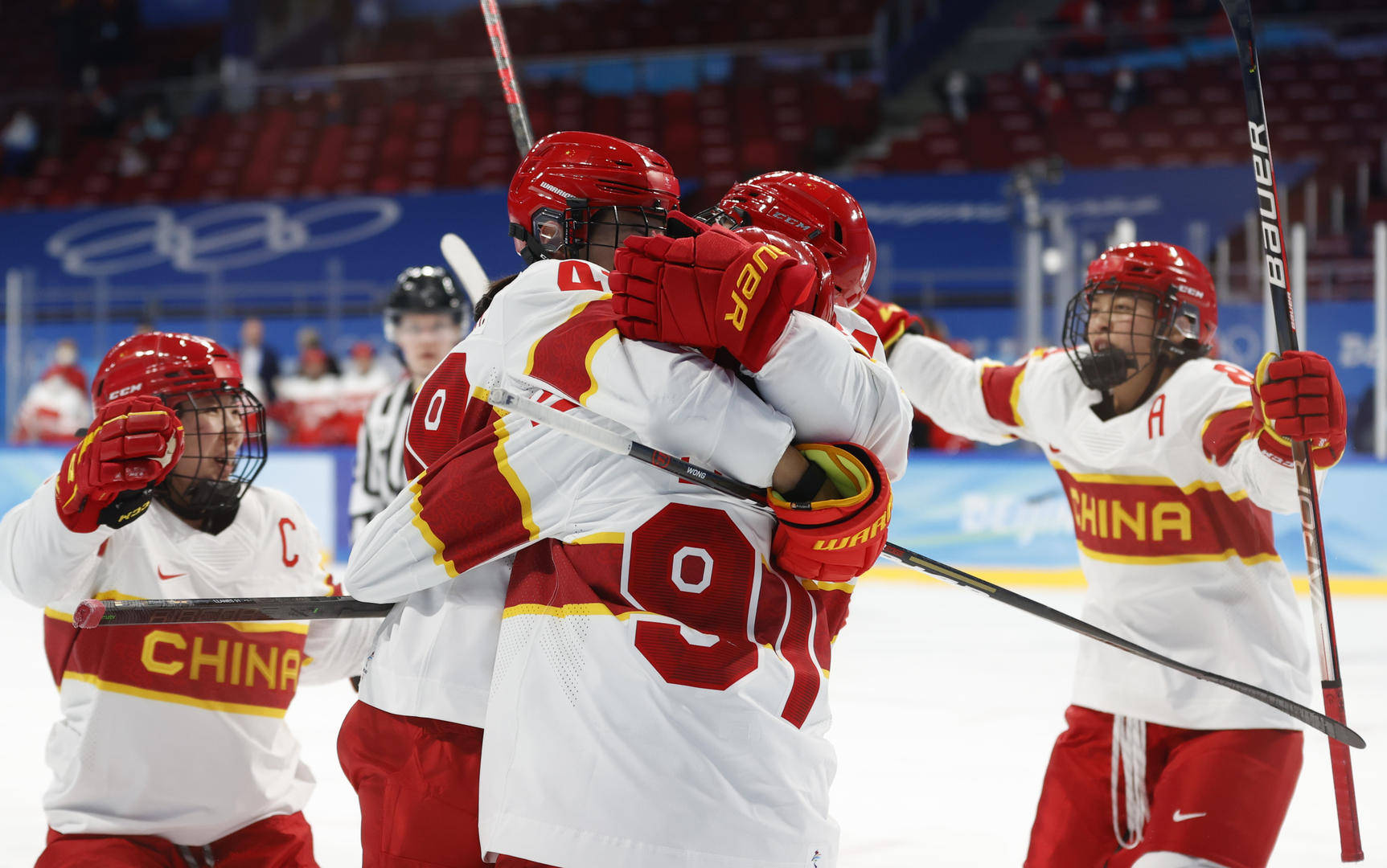 中国|最后一分钟连入两球！中国女冰3比1逆转，拿下本届冬奥会首胜