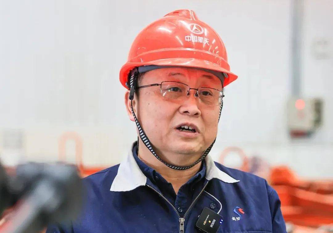 此时,站在台下的申纪刚长出一口气.