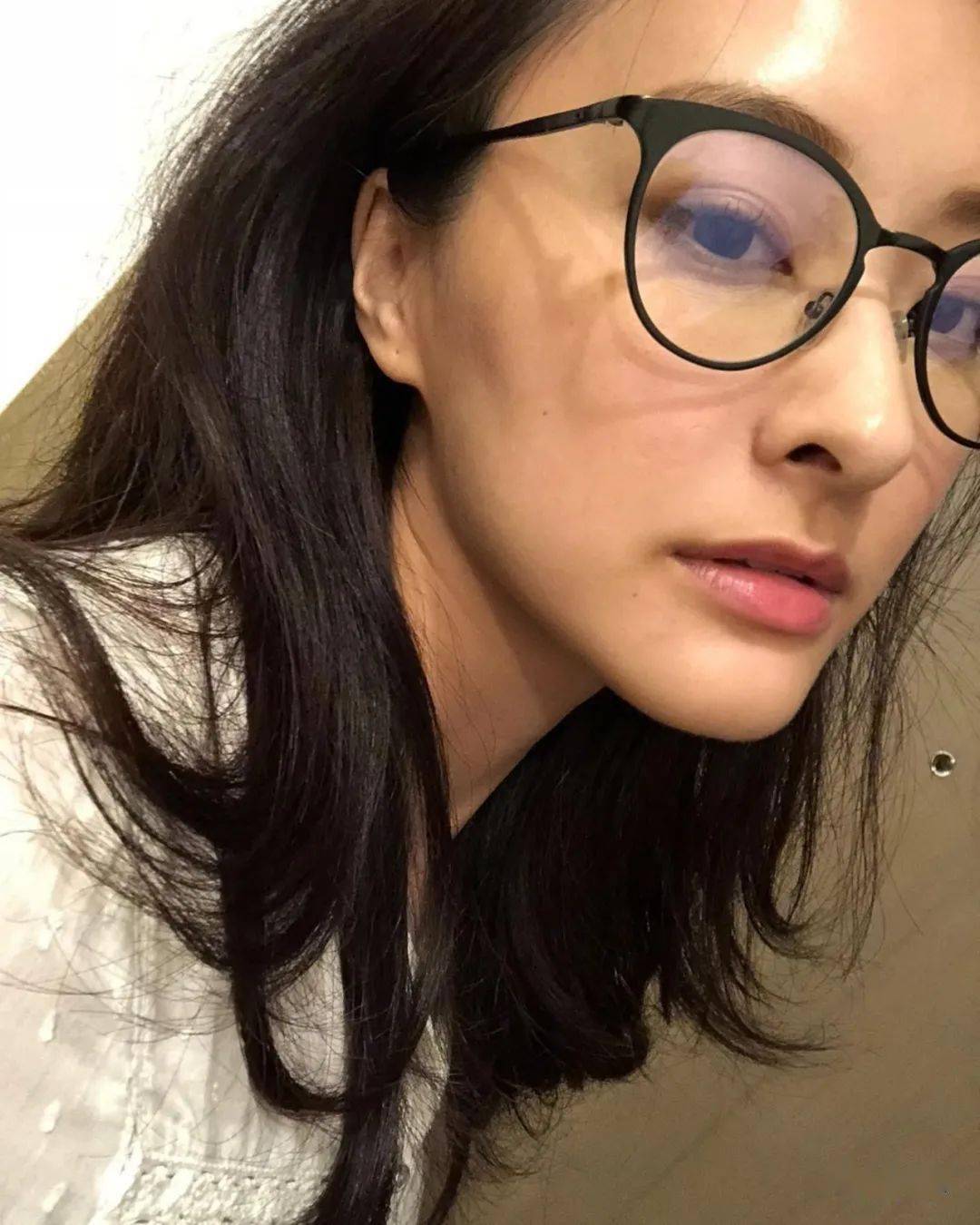 陈滢贴出眼镜娘照片告别四眼妹生涯鼻子不会再出现凹痕