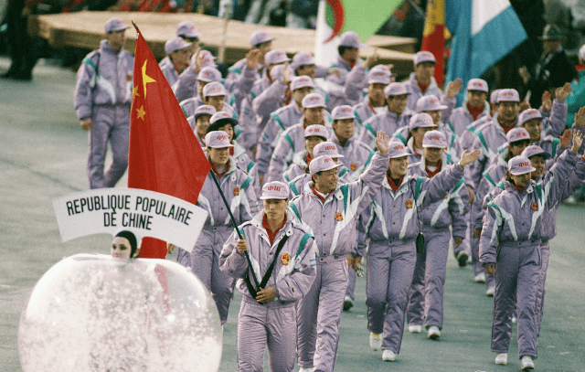 1992年,中國代表團在法國阿爾貝維爾冬奧會開幕式上為備戰冬奧會,國家