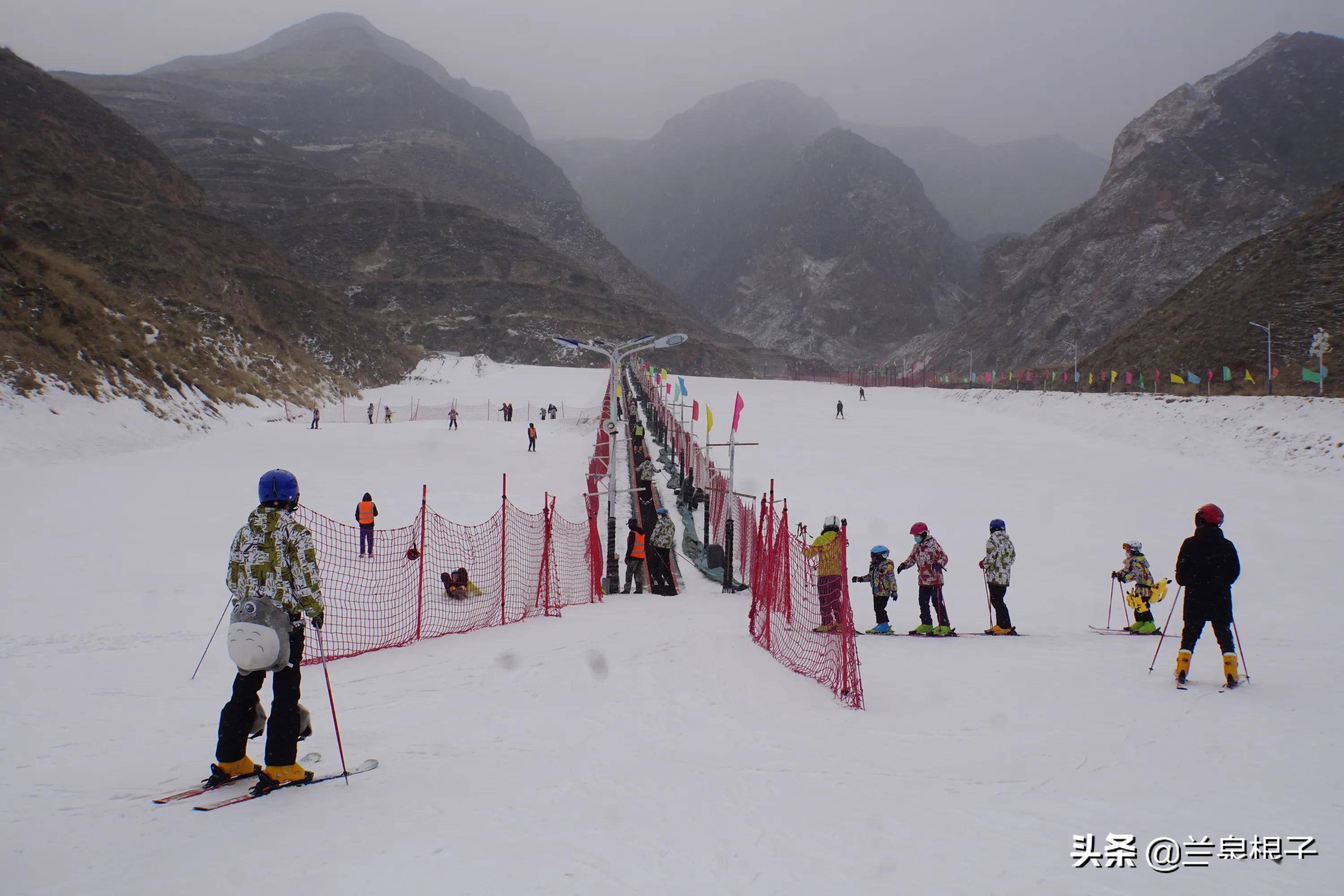 走进兰州银山七彩谷感受滑雪乐趣_天气_阿干镇_滑姿