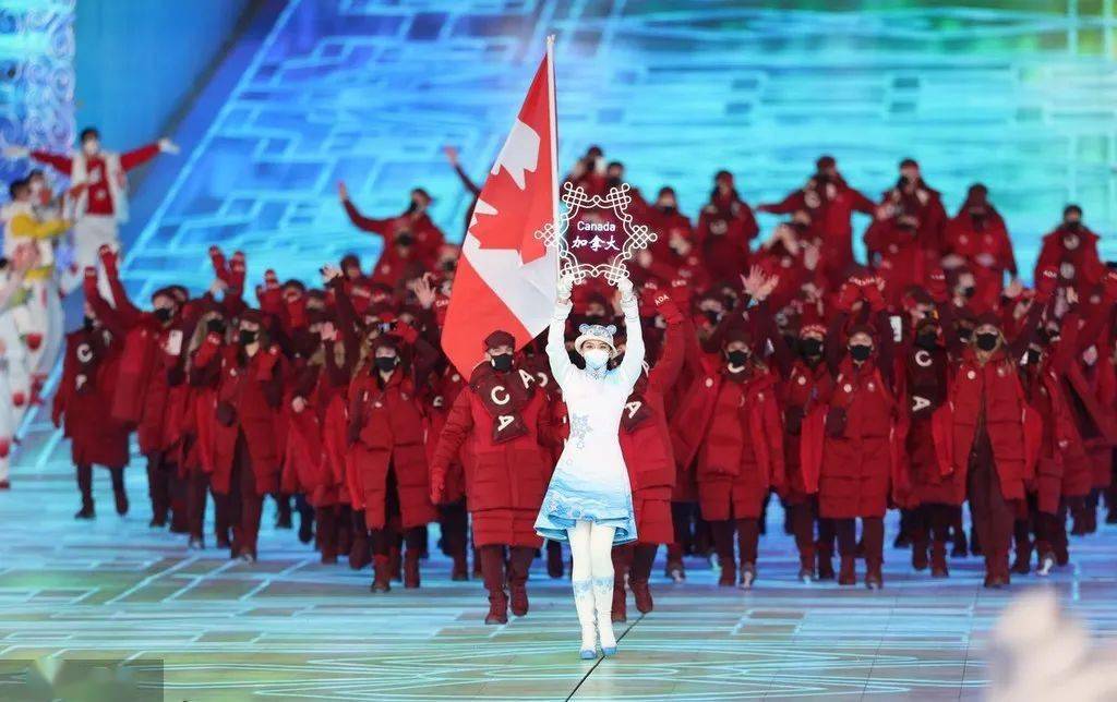 2022北京冬奥会开幕式上,各国代表队的服饰格外引人注目,其中加拿大