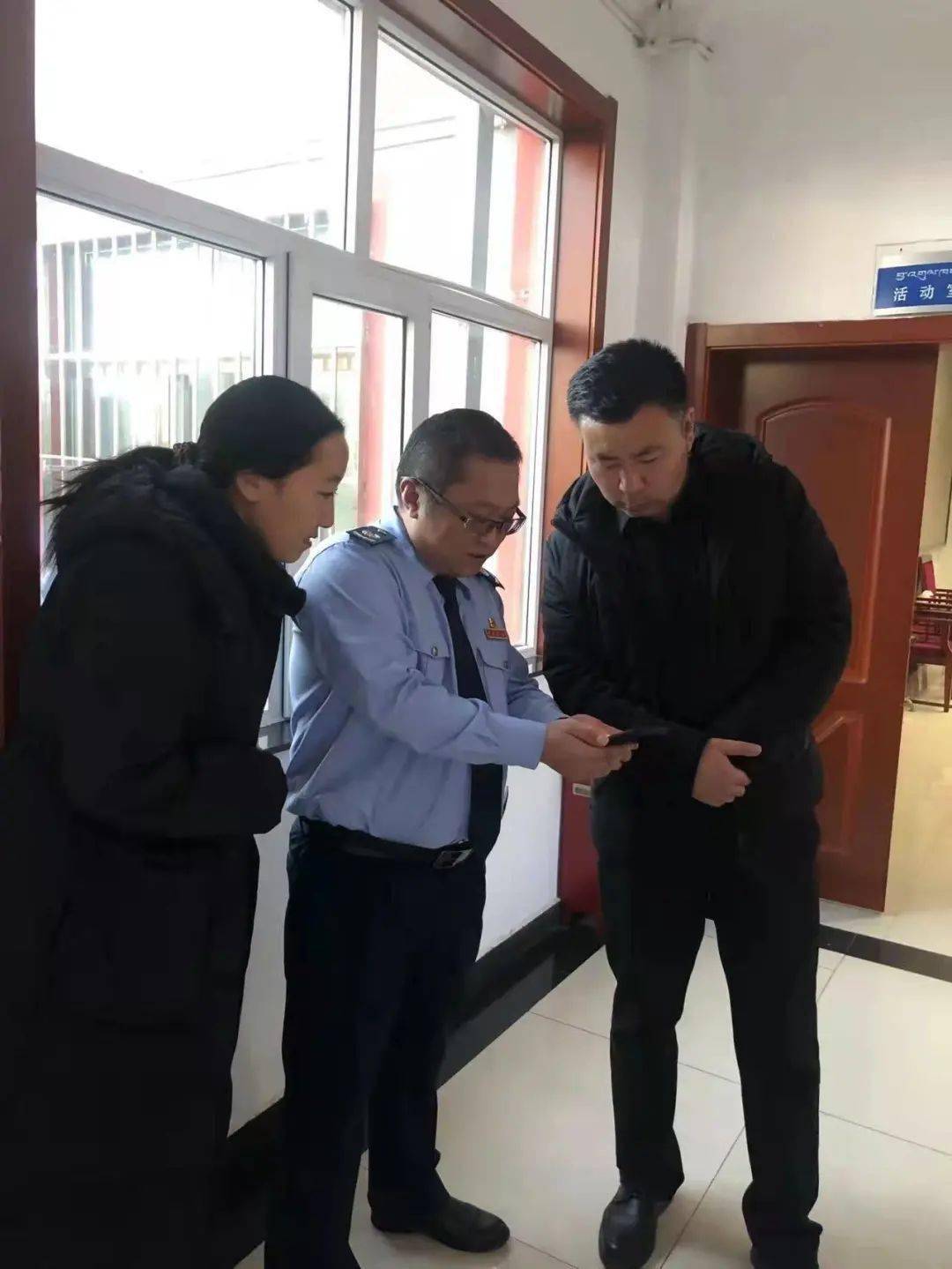 班玛县委副书记,县长祁宝业到班玛县税务局看望慰问值班人员