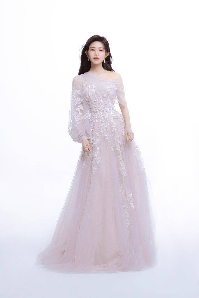 花朵演员出席百花迎春文联春晚 着淡紫色纱裙化身花仙子温婉拜年