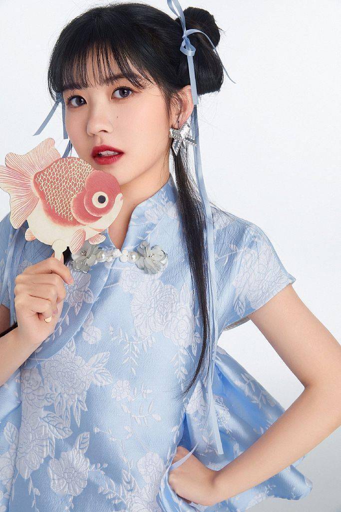 发髻赖美云发布国风“萌虎”写真 手持糖葫芦祝大家虎年快乐