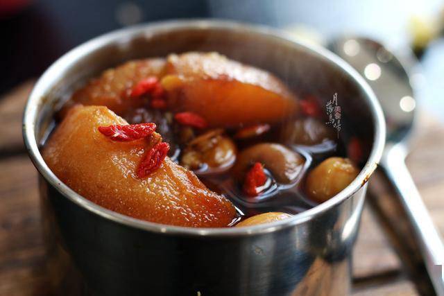 最近迷上吃烤梨,太香太好吃,难怪外面卖18元一杯还被抢购_李泌_杯子