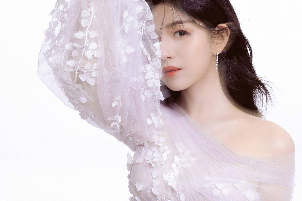 花朵演员出席百花迎春文联春晚 着淡紫色纱裙化身花仙子温婉拜年