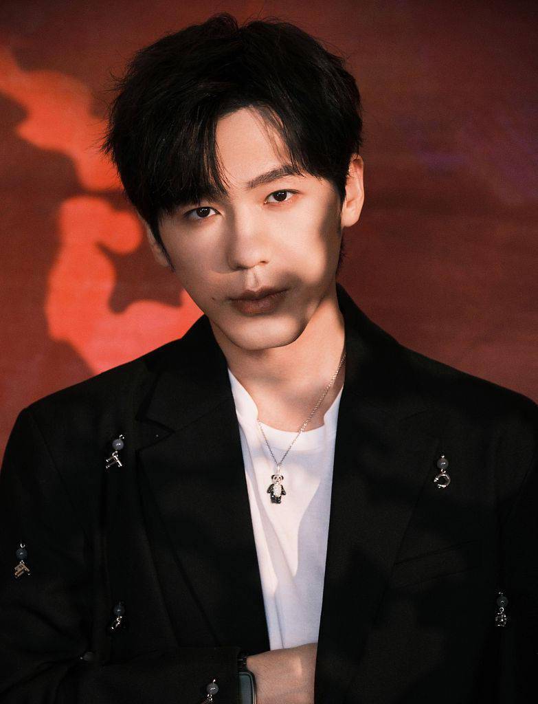 白宇亮相2022中国网络视听年度盛典黑色西装尽显魅力