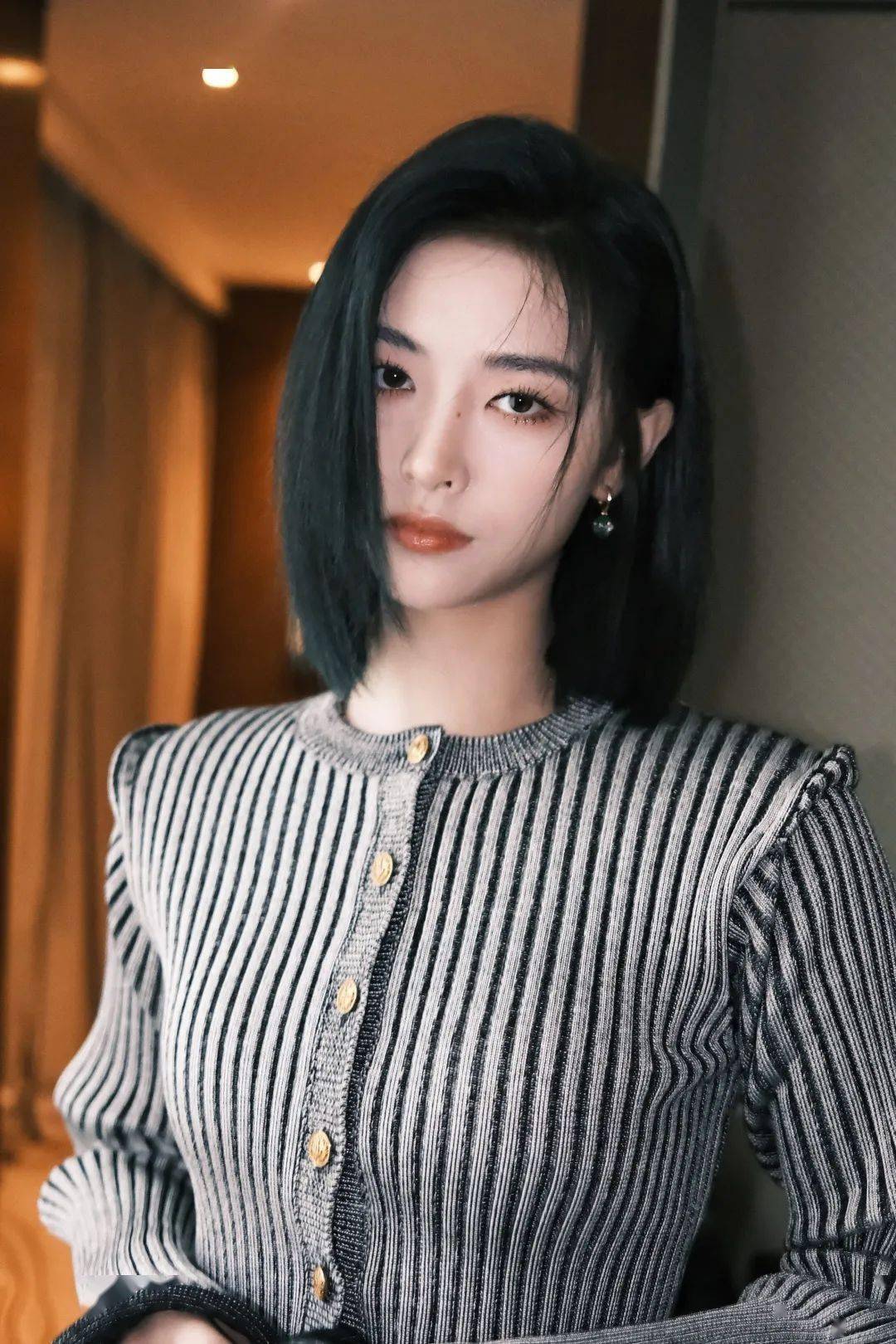 发型有种“换脸”叫杨幂剪短发，本以为会很丑，结果全网沦陷…