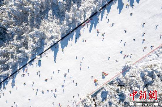 游客|航拍江西庐山滑雪场人潮涌动 冬奥会带来滑雪热