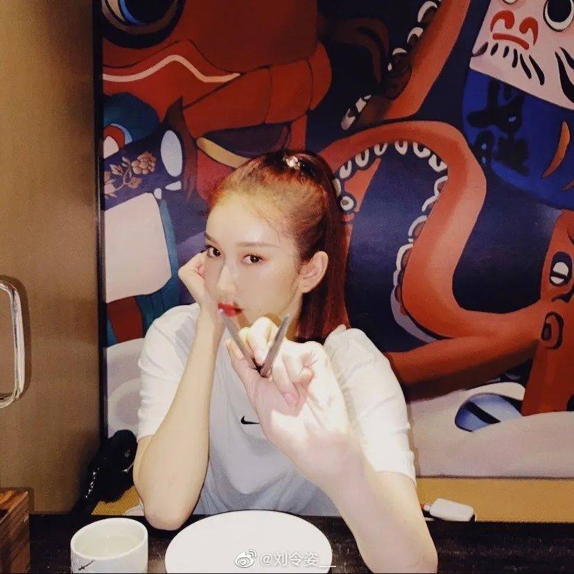 餐巾纸美女身后从没有杂乱的背景！刘令姿张子枫教你绝美柔光术