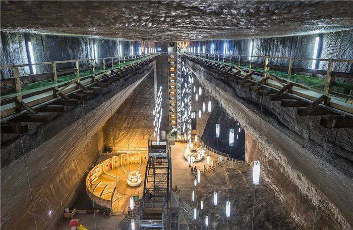 罗马尼亚盐矿坑112米深地下37层仿佛科幻城市