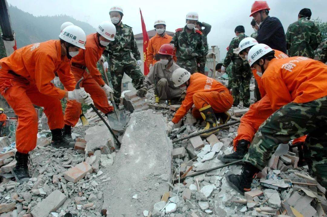 汶川地震救援照片图片