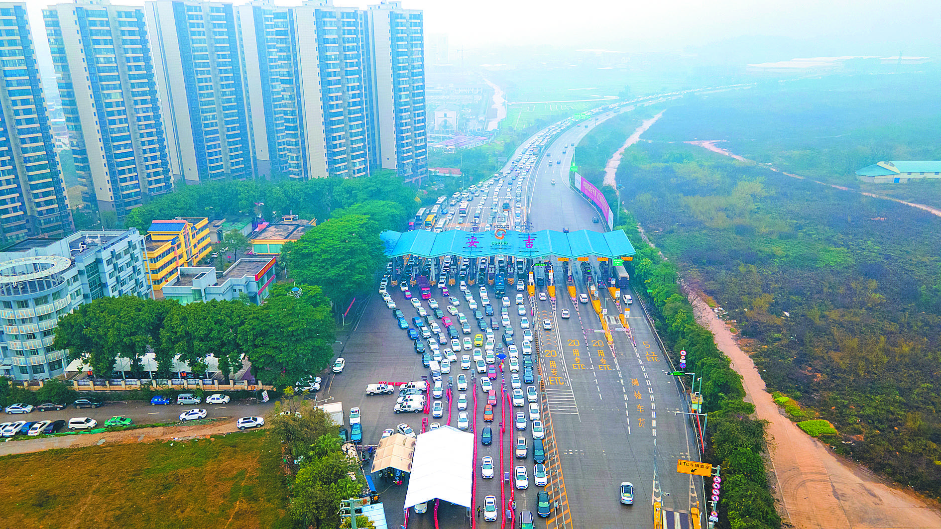 春節假期最後一天南寧多個收費站進城車流緩慢