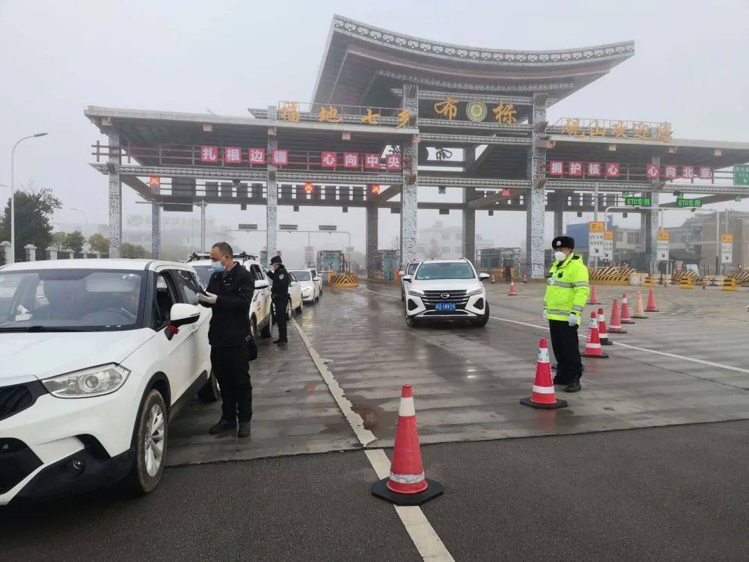 布標收費站因設防控卡點 車輛通行緩慢~_硯山縣_疫情_情況