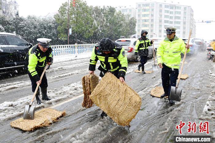 江西九江普降大雪交通部门扫雪除冰保畅通