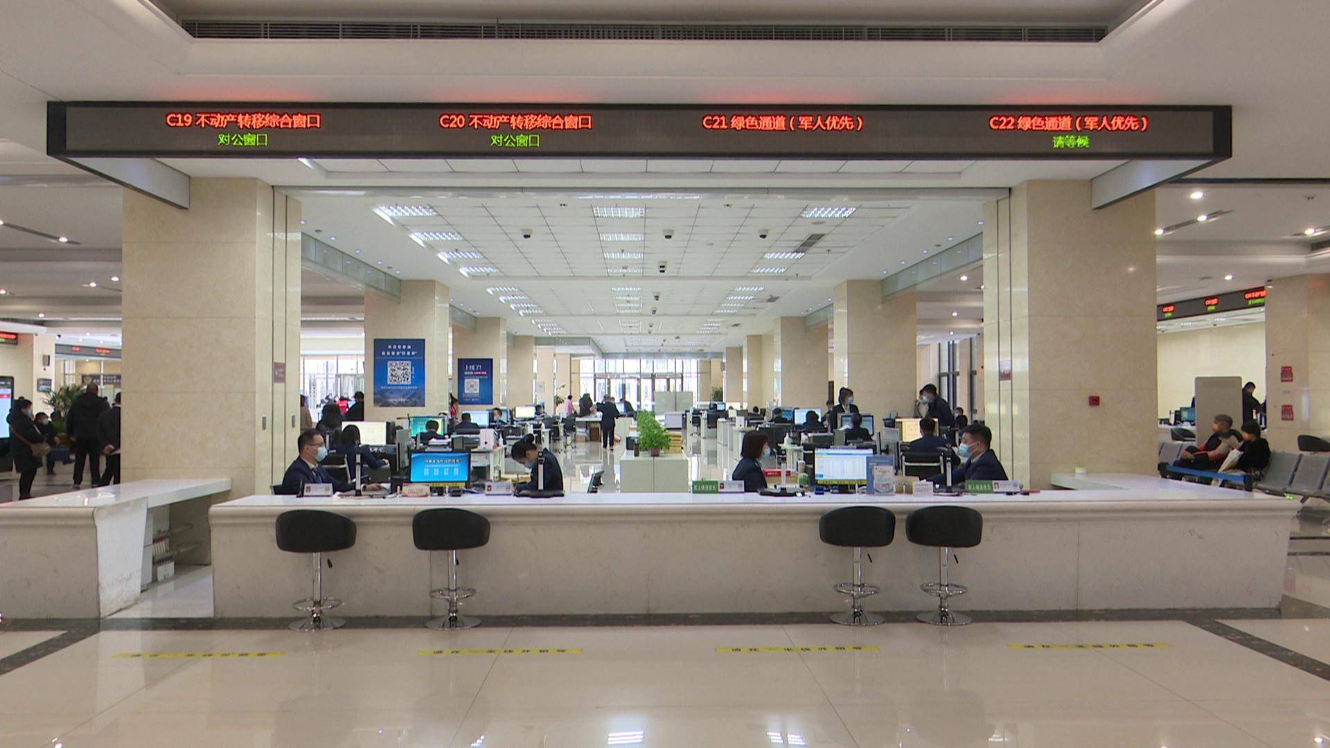 王威栋:这里是太原市政务服务中心,现在是早上的九点钟,在业务大厅