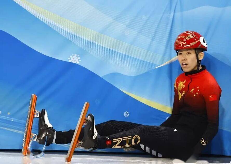 2022年冬奥运短道速滑女子500米项目打响,中国选手张雨婷从四分之一