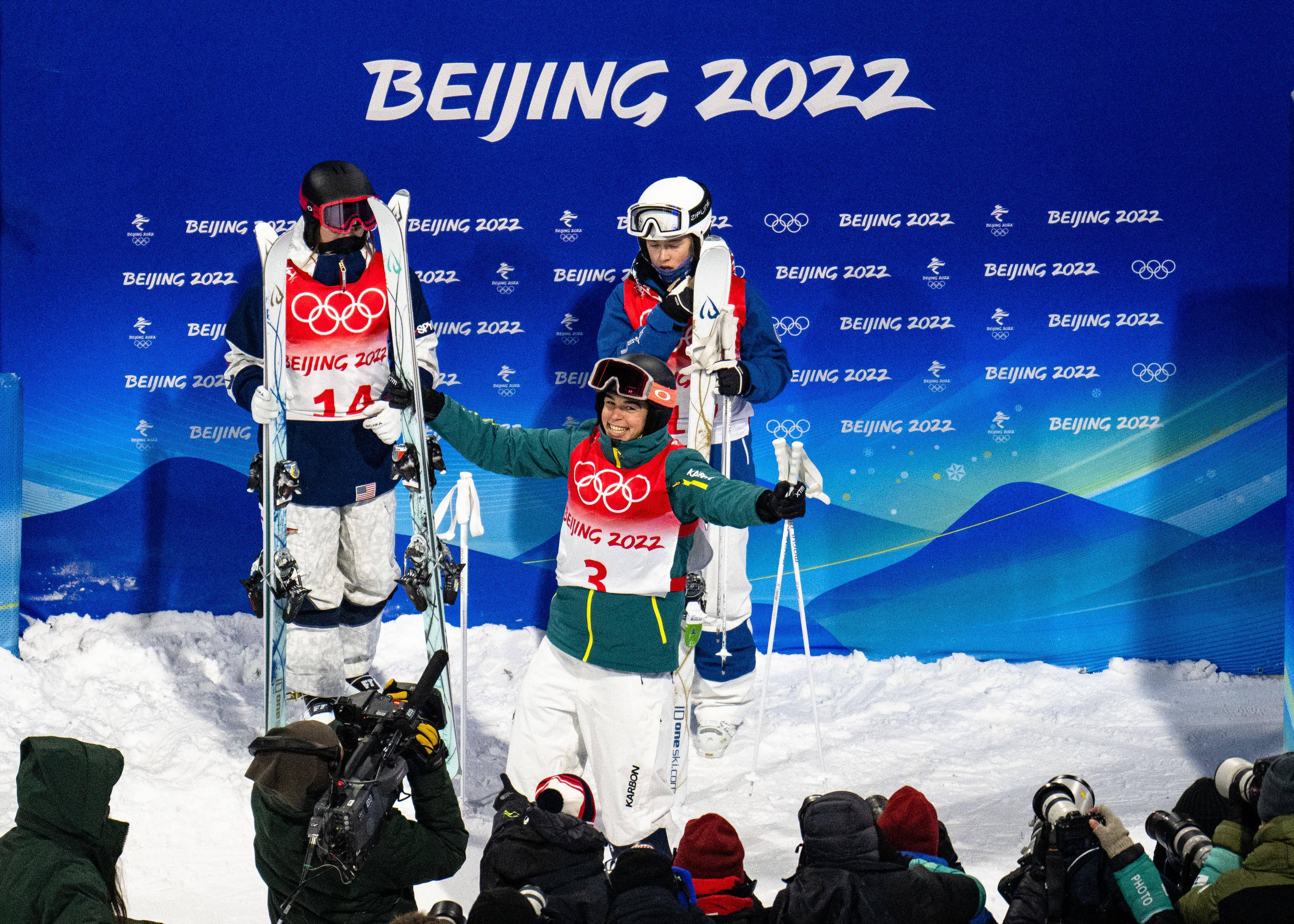新华社记者 肖艺九 摄当日,北京2022年冬奥会自由式滑雪女子雪上技巧