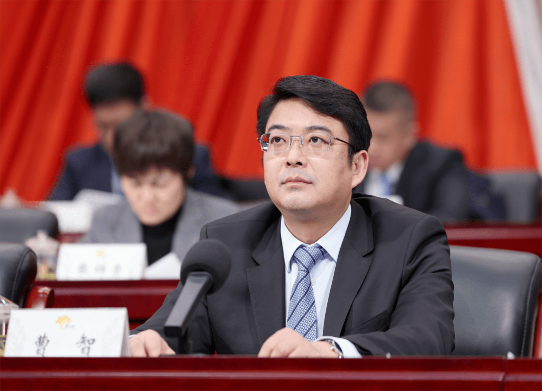《争当三问公仆 争做四有典型会上,曹智作了题为市委书记曹智出席会议