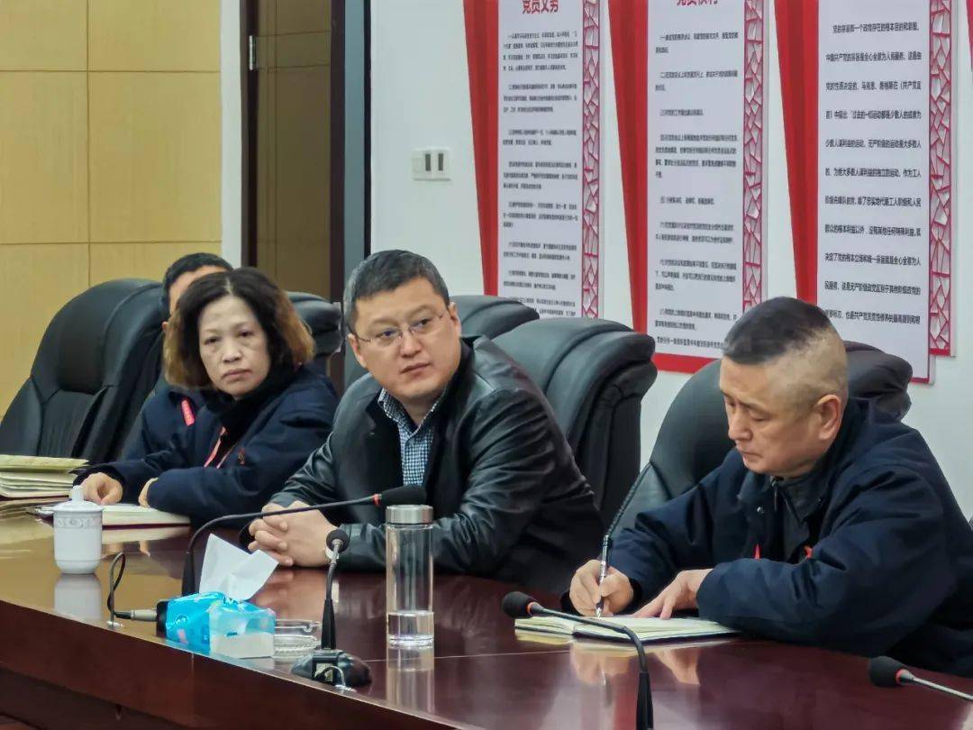 长虹控股集团jg总监杨艳辉看望慰问红星电子春节加班员工