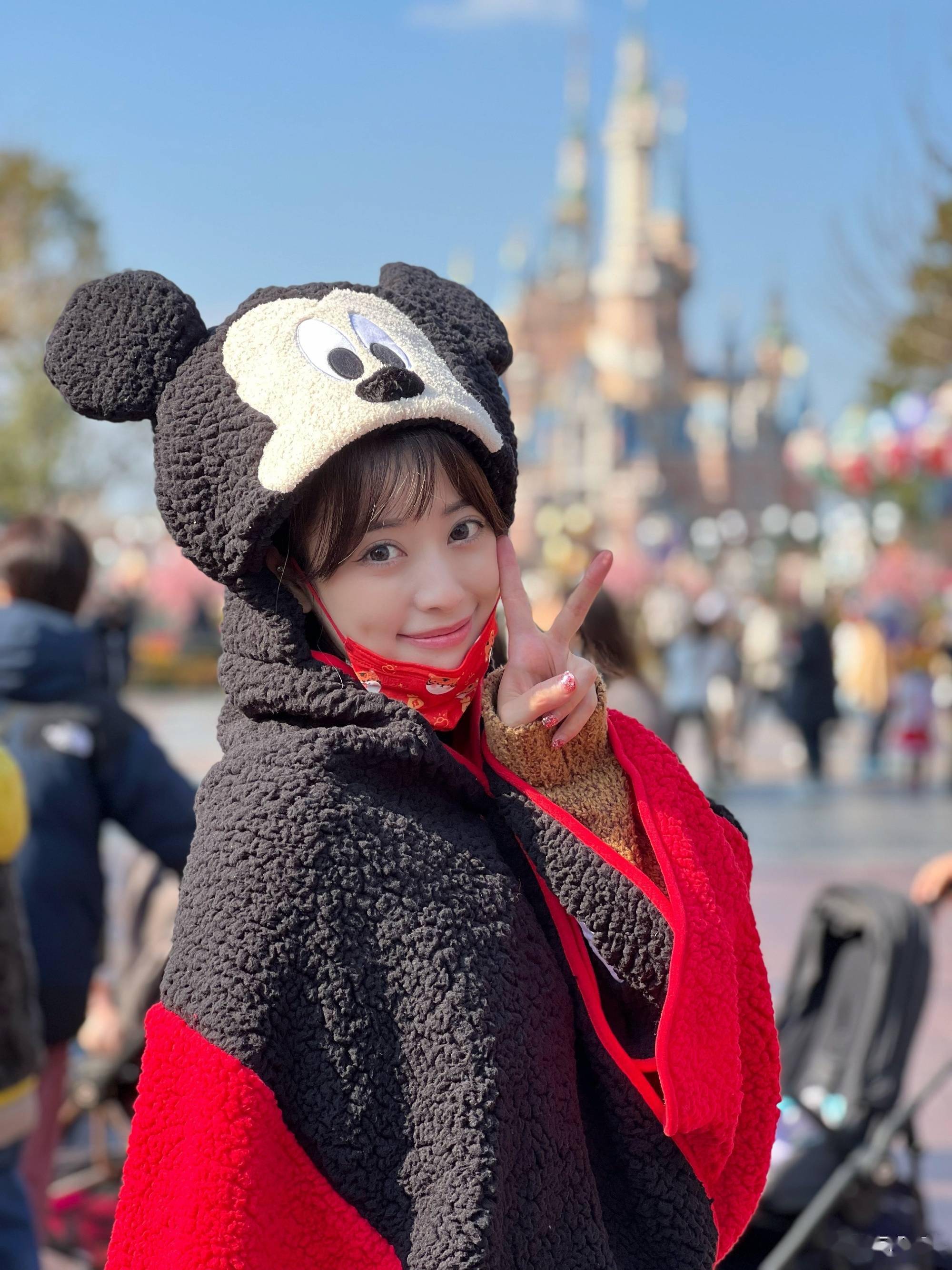 上海嗲妹妹主持人司雯嘉晒迪士尼游玩照片,红色羽绒服很有精神,辣妈