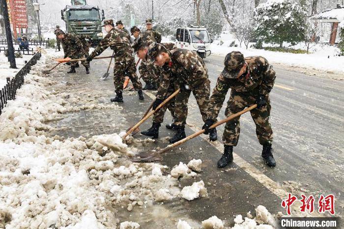 江苏宜兴部分地区积雪化冰 武警官兵出击除雪保畅通