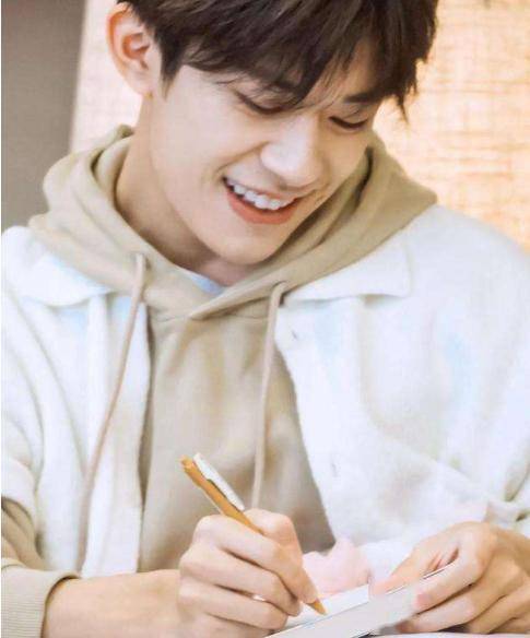 易烊千玺参加活动,写字风格不一样,粉丝:内外兼修的小哥哥_发展_王源