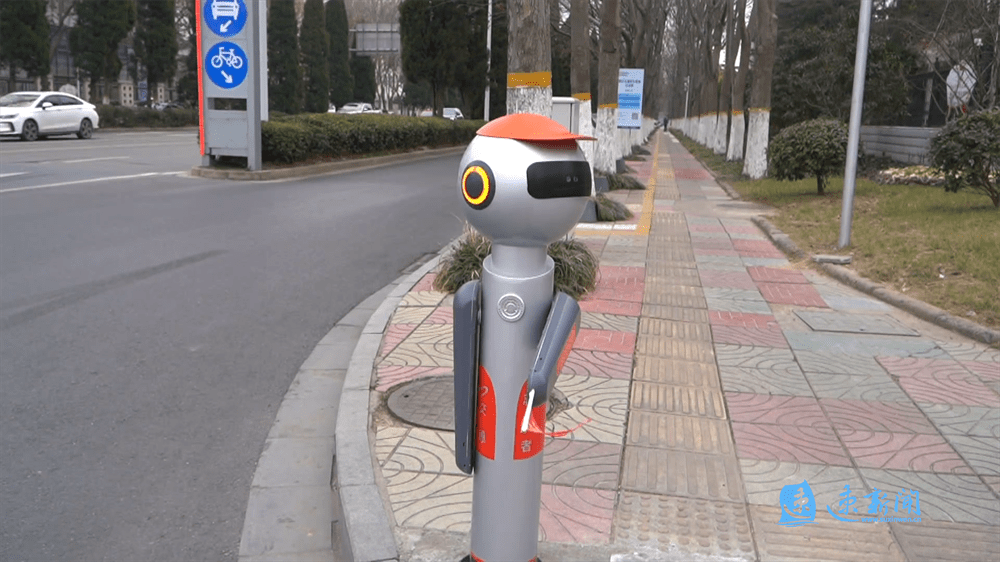 宿迁人首批交通志愿者机器人上路指挥啦