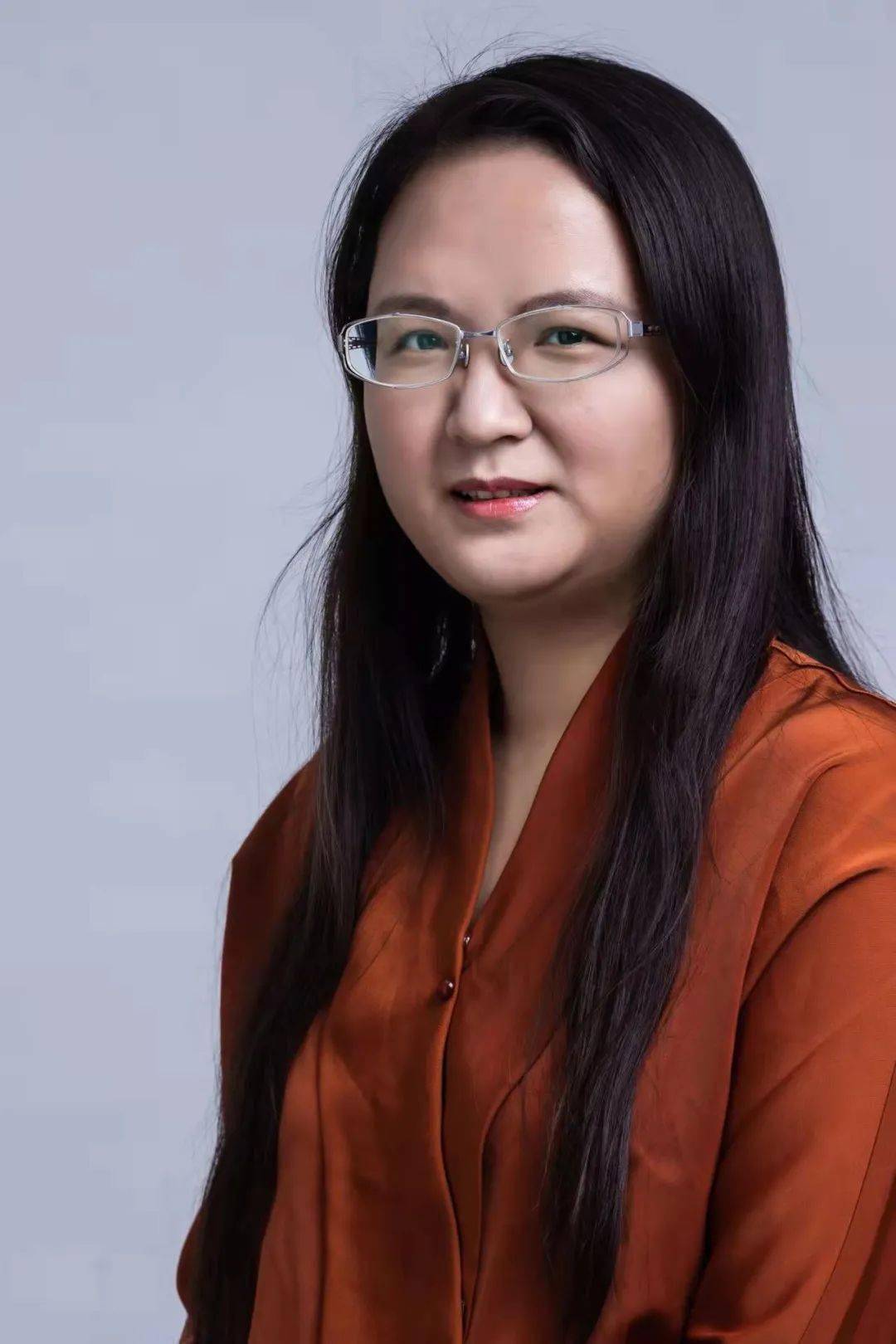 陈菲仪是个地地道道的汕头人高中就读于汕头市第一中学毕业于中国