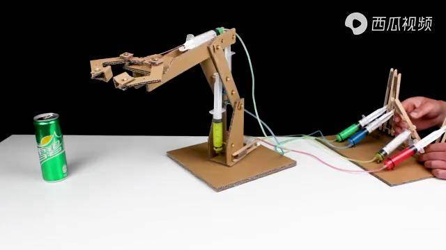 用纸壳制作一个液压机械臂!抓雪碧瓶!