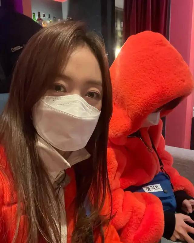 公开的照片中全昭旻和宋智孝在sbs《running man》