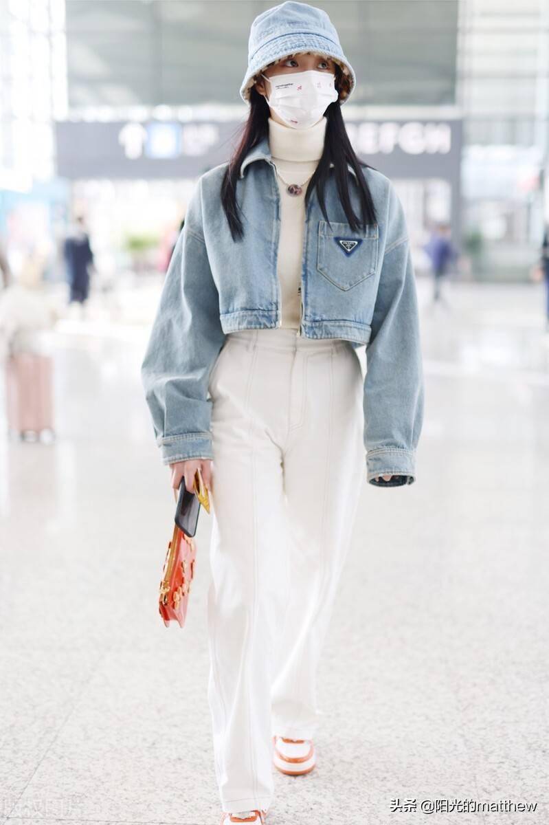 街拍:周洁琼牛仔衣 白色打底衫 牛仔阔腿裤休闲街头_prada_机场_北京