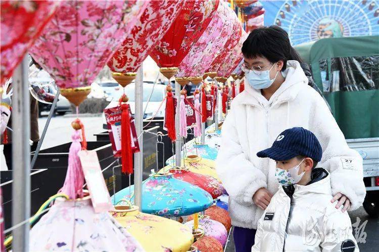 在河北省文安县红星美凯龙文化广场内,社区居民们正在饶有兴趣地参加"