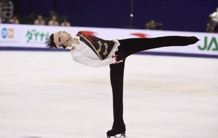 2014年中国杯花样滑冰大奖赛上,羽生结弦绑着绷带比赛.