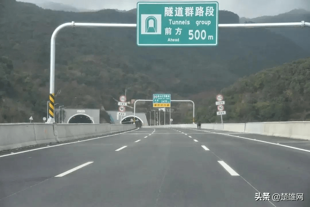 新昆楚高速公路路况总体较好,但道路桥梁,隧道较多,78公里的主道线