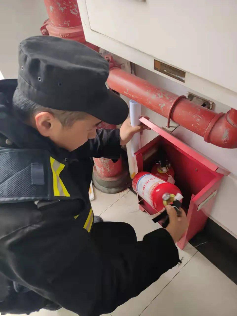 消防安全楼道堆物隐患多关注楼道消防安全人人有责