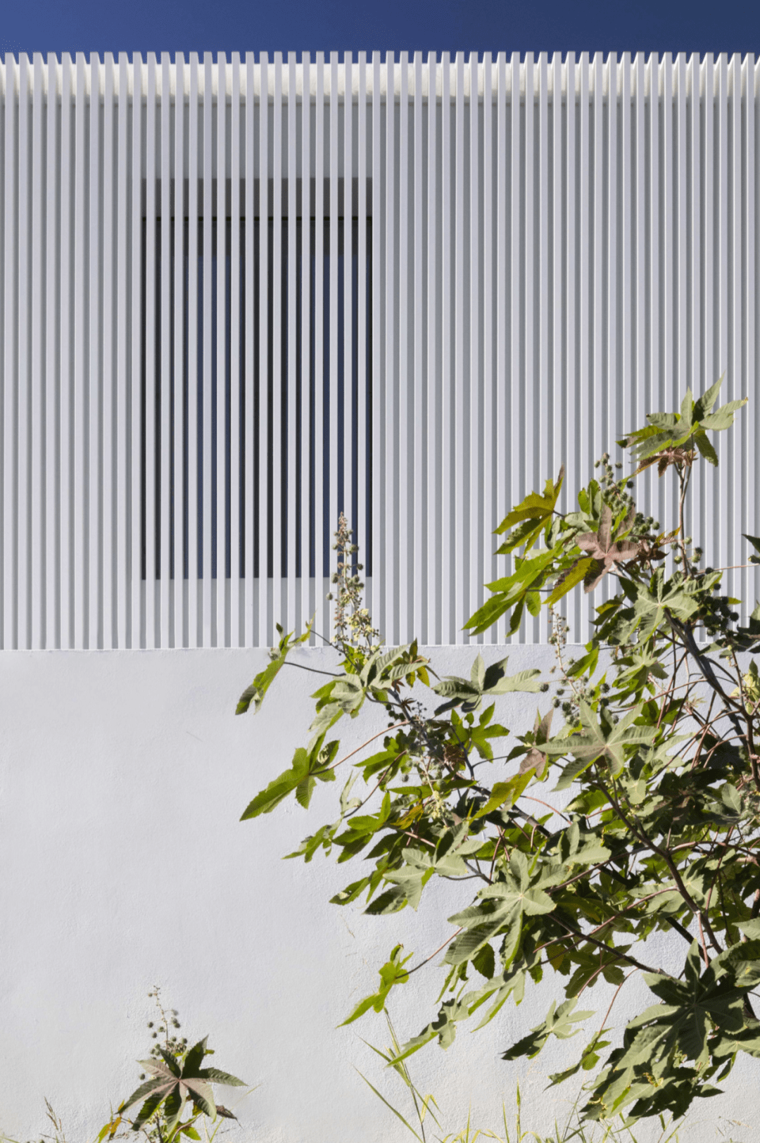 极简白条形格栅成就唯美别墅设计